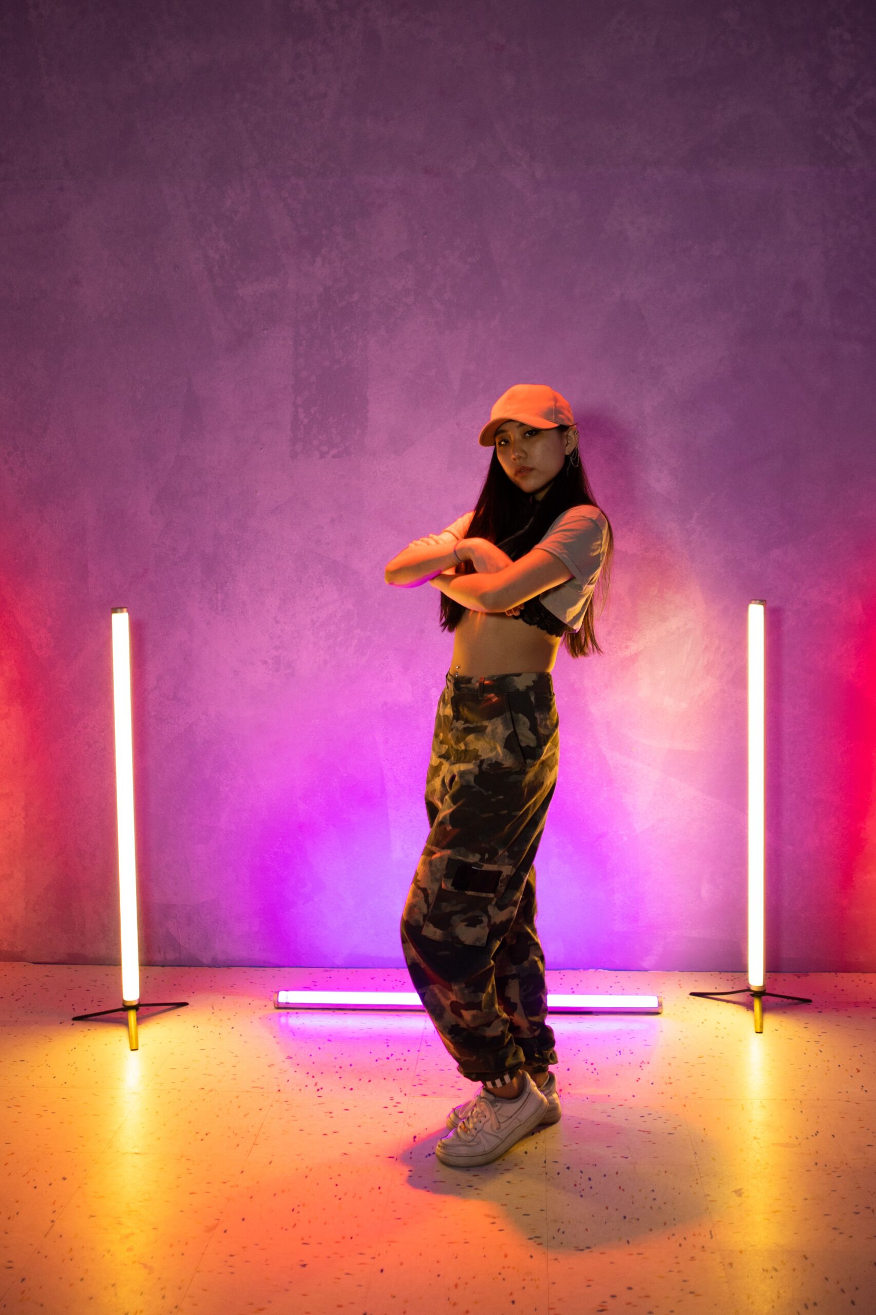 ネオンライトの中でダンスポーズを取る女性