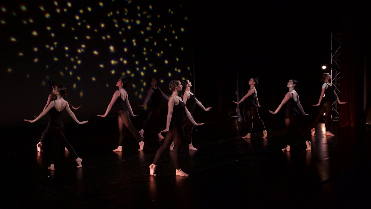 音楽に合わせて踊るグループ