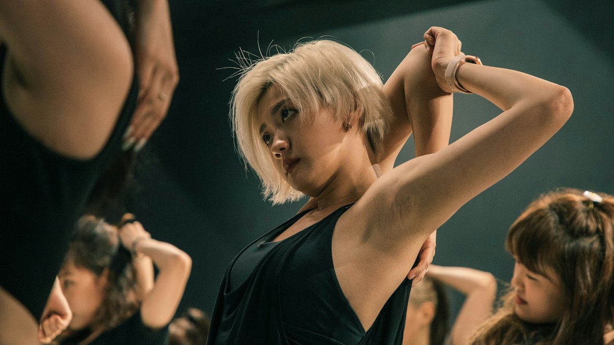 ダンススタジオで集中して踊る人