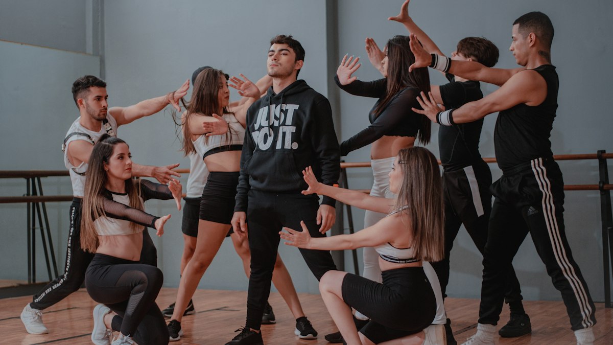 ダンスクラスで指導を受ける生徒たち