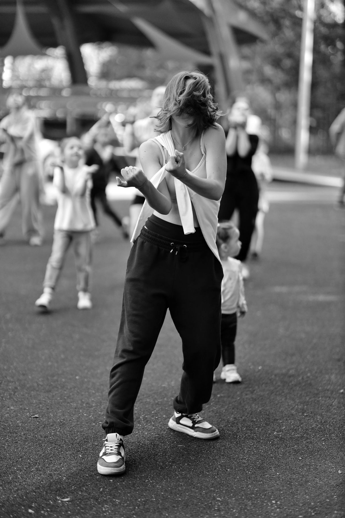 動きのあるストリートダンスを踊るグループ