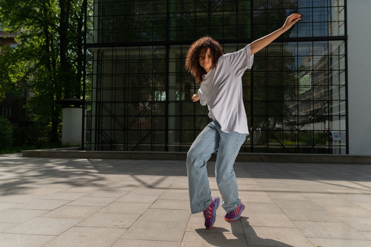 屋外で踊るダンサー