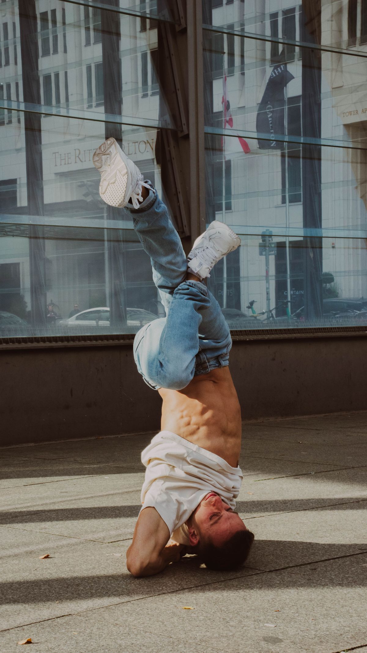 スタジオでブレイクダンスをする男性