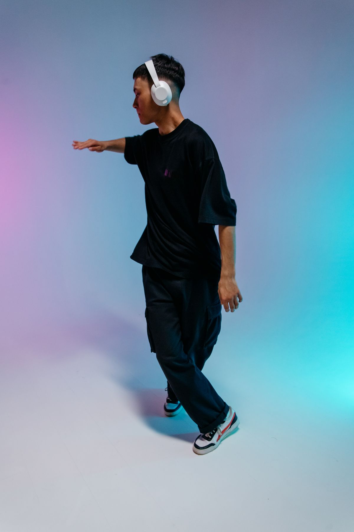 音楽に合わせて楽しくダンスを練習する子ども